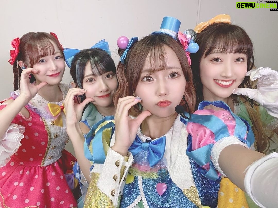 Marina Yamada Instagram - . みんなとのお写真も載せる🧸🩵 ミントくんマカロンちゃんとも撮れました♡ 動きがずっと可愛くてね、 常にファンサしてくれてた♡癒された〜 メンバーはみんなほんとに仲良くてね、 常に楽屋明るくて楽しかったなあ ユニット超えて仲良いのいいよね🥰 みんないい子だし努力家だし優しくてかわいくて そんなみんなを見てモチベーション上げてました!! そんなみんなとステージに立てたことが嬉しかったです♡ これからも2053みんなのこと、見ててね👶🏻