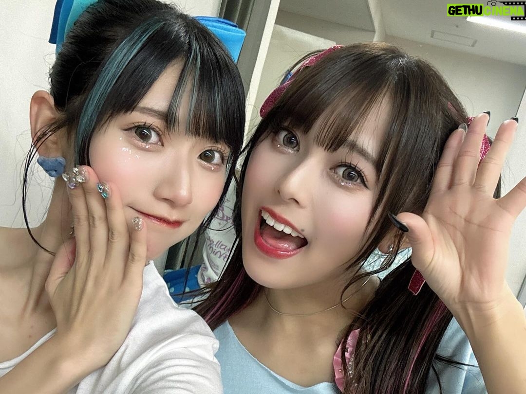Marina Yamada Instagram - . みんなとのお写真も載せる🧸🩵 ミントくんマカロンちゃんとも撮れました♡ 動きがずっと可愛くてね、 常にファンサしてくれてた♡癒された〜 メンバーはみんなほんとに仲良くてね、 常に楽屋明るくて楽しかったなあ ユニット超えて仲良いのいいよね🥰 みんないい子だし努力家だし優しくてかわいくて そんなみんなを見てモチベーション上げてました!! そんなみんなとステージに立てたことが嬉しかったです♡ これからも2053みんなのこと、見ててね👶🏻