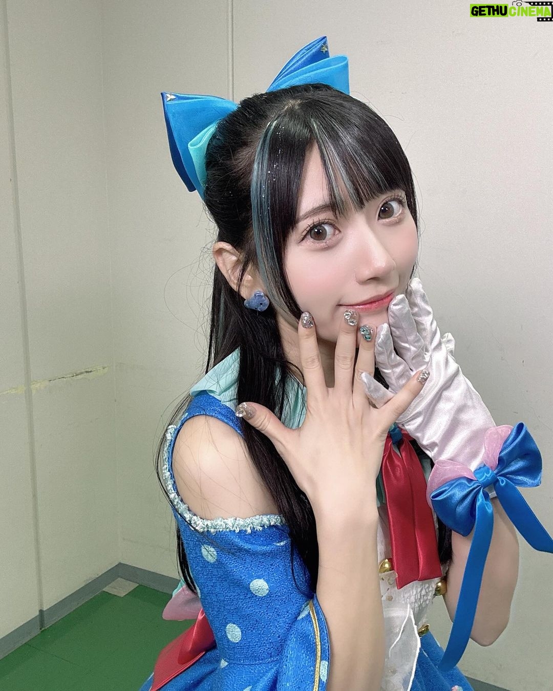 Marina Yamada Instagram - . 改めまして、 「Tokyo 7th シスターズ 2053 2nd Live Brightestar」 DAY1.DAY2 ありがとうございました!🩵💫 会場に来てくださったみなさんも配信で見てくださったみなさんも たくさんSNSを通して感想を送ってくださったり、 1日目終了後書いてくださったお手紙を早速2日目に頂いたりして。 お手紙からもみなさんの文字で感想をいただいて 今日も改めてお手紙読んだら、 ほんとに嬉しすぎて..涙がでてきました😭 みんながそれぞれの思いでわたしたちのことを見ててくださって キャラクターたちへの愛もたくさん伝えてくださって、、 ほんとにね、みんなのおかげで頑張れています。 シオネちゃんが連れてきてくれたこのステージで たくさん、だいすきなシオネちゃんの魅力を届けたいとおもいながら、 わたしの精一杯のパフォーマンスを届けさせて頂きました🫧 届いたかな? どの曲も大事で大好きで、 歌詞も曲調もAsterlineらしさ全開で、 1曲1曲進んでいく度、みんなの上がっていく熱量が感じられて 本当に楽しい時間だったなあ。🩵 本番迎えるまでは初めての声出しOKのライブという緊張と、 2ndライブを迎える緊張と、 Asterlineでスタートを切る緊張と、、 ほかにもいろんな緊張があったけど、 幕が落ちて支配人さんたちのお顔見たら吹っ飛びました!!!✨️笑 楽しく笑顔でステージに立てたことがいちばん嬉しかった! ほんとーーーーーーーに、関わってくださったみなさんのおかげです。 みんなだいすきです。 いつもありがとう、そしてこれからもナナシスを、 2053をよろしくお願いします! またすぐみんなに会えますようにっ🐧🩵 朝凪シオネ役 山田麻莉奈 #t7s #ナナシス #t7sBrightestar 江戸川区総合文化センター 大ホール