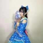 Marina Yamada Instagram – .
改めまして、
「Tokyo 7th シスターズ 2053 2nd Live Brightestar」
DAY1.DAY2 ありがとうございました!🩵💫
会場に来てくださったみなさんも配信で見てくださったみなさんも
たくさんSNSを通して感想を送ってくださったり、
1日目終了後書いてくださったお手紙を早速2日目に頂いたりして。
お手紙からもみなさんの文字で感想をいただいて
今日も改めてお手紙読んだら、
ほんとに嬉しすぎて..涙がでてきました😭
みんながそれぞれの思いでわたしたちのことを見ててくださって
キャラクターたちへの愛もたくさん伝えてくださって、、
ほんとにね、みんなのおかげで頑張れています。
シオネちゃんが連れてきてくれたこのステージで
たくさん、だいすきなシオネちゃんの魅力を届けたいとおもいながら、
わたしの精一杯のパフォーマンスを届けさせて頂きました🫧
届いたかな?
どの曲も大事で大好きで、
歌詞も曲調もAsterlineらしさ全開で、
1曲1曲進んでいく度、みんなの上がっていく熱量が感じられて
本当に楽しい時間だったなあ。🩵
本番迎えるまでは初めての声出しOKのライブという緊張と、
2ndライブを迎える緊張と、
Asterlineでスタートを切る緊張と、、
ほかにもいろんな緊張があったけど、
幕が落ちて支配人さんたちのお顔見たら吹っ飛びました!!!✨️笑
楽しく笑顔でステージに立てたことがいちばん嬉しかった!
ほんとーーーーーーーに、関わってくださったみなさんのおかげです。
みんなだいすきです。
いつもありがとう、そしてこれからもナナシスを、
2053をよろしくお願いします!
またすぐみんなに会えますようにっ🐧🩵
朝凪シオネ役 山田麻莉奈
#t7s #ナナシス #t7sBrightestar 江戸川区総合文化センター 大ホール