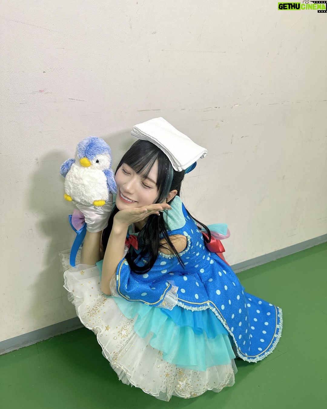 Marina Yamada Instagram - . 改めまして、 「Tokyo 7th シスターズ 2053 2nd Live Brightestar」 DAY1.DAY2 ありがとうございました!🩵💫 会場に来てくださったみなさんも配信で見てくださったみなさんも たくさんSNSを通して感想を送ってくださったり、 1日目終了後書いてくださったお手紙を早速2日目に頂いたりして。 お手紙からもみなさんの文字で感想をいただいて 今日も改めてお手紙読んだら、 ほんとに嬉しすぎて..涙がでてきました😭 みんながそれぞれの思いでわたしたちのことを見ててくださって キャラクターたちへの愛もたくさん伝えてくださって、、 ほんとにね、みんなのおかげで頑張れています。 シオネちゃんが連れてきてくれたこのステージで たくさん、だいすきなシオネちゃんの魅力を届けたいとおもいながら、 わたしの精一杯のパフォーマンスを届けさせて頂きました🫧 届いたかな? どの曲も大事で大好きで、 歌詞も曲調もAsterlineらしさ全開で、 1曲1曲進んでいく度、みんなの上がっていく熱量が感じられて 本当に楽しい時間だったなあ。🩵 本番迎えるまでは初めての声出しOKのライブという緊張と、 2ndライブを迎える緊張と、 Asterlineでスタートを切る緊張と、、 ほかにもいろんな緊張があったけど、 幕が落ちて支配人さんたちのお顔見たら吹っ飛びました!!!✨️笑 楽しく笑顔でステージに立てたことがいちばん嬉しかった! ほんとーーーーーーーに、関わってくださったみなさんのおかげです。 みんなだいすきです。 いつもありがとう、そしてこれからもナナシスを、 2053をよろしくお願いします! またすぐみんなに会えますようにっ🐧🩵 朝凪シオネ役 山田麻莉奈 #t7s #ナナシス #t7sBrightestar 江戸川区総合文化センター 大ホール