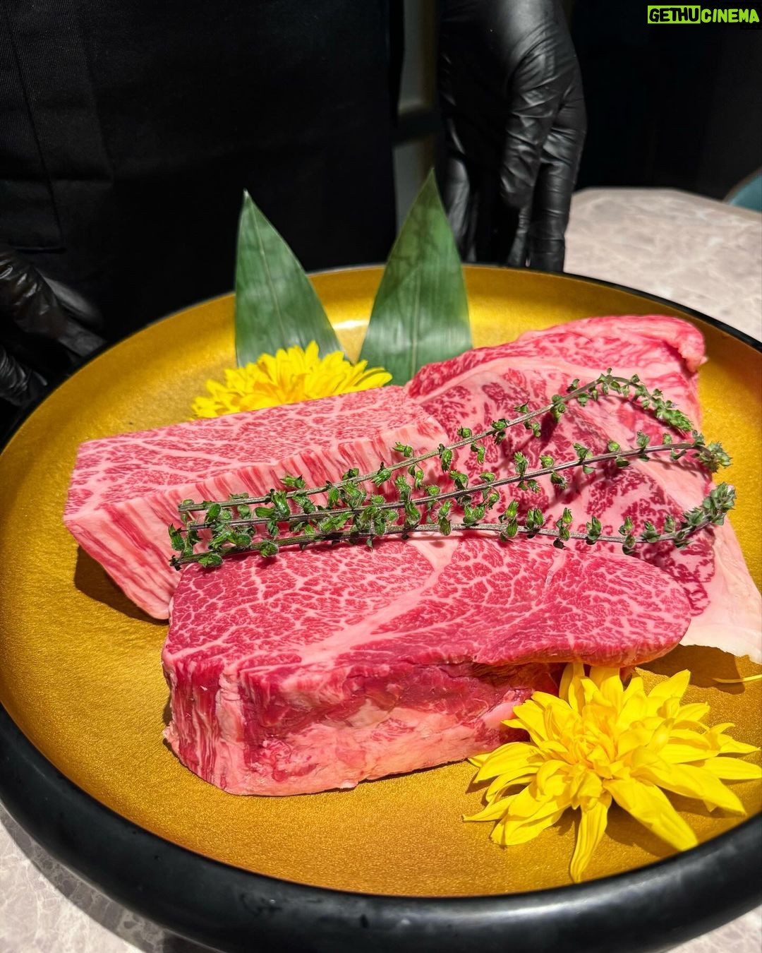 Marina Yamada Instagram - . 先週ライブ前最後の焼肉いってきた🥺🤍 気になってた恵比寿の牛姫♡ @ushihime_ebisuhonten 今年10月にオープンしたばっかりだから もちろんきれいだったし、 全席完全個室だから落ち着きあって過ごしやすかった..✨️ お肉のクオリティーもぜんぶ高くて どれもおいしかったんだけど わたし的に特にユッケおいしすぎた🥹🥹 今まで出会ってきたユッケの中で いちばんすきだった、、ほんとに食べて欲しい そして是非お店に行く方は なんと今回『この投稿を見た!』で 人数分の牛タンカレーを提供して頂けるそうなので是非 牛タンカレーもたべてきてください🍛🤍 ライブおわったらぜっったいまた食べいく💪🏻 #牛姫 #恵比寿ディナー #恵比寿デート #恵比寿焼肉 #恵比寿グルメ #PR