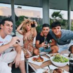 Mario Casas Instagram - Barbacoa en Casa’s y @cocacola_esp en mano #ReceipForMagic