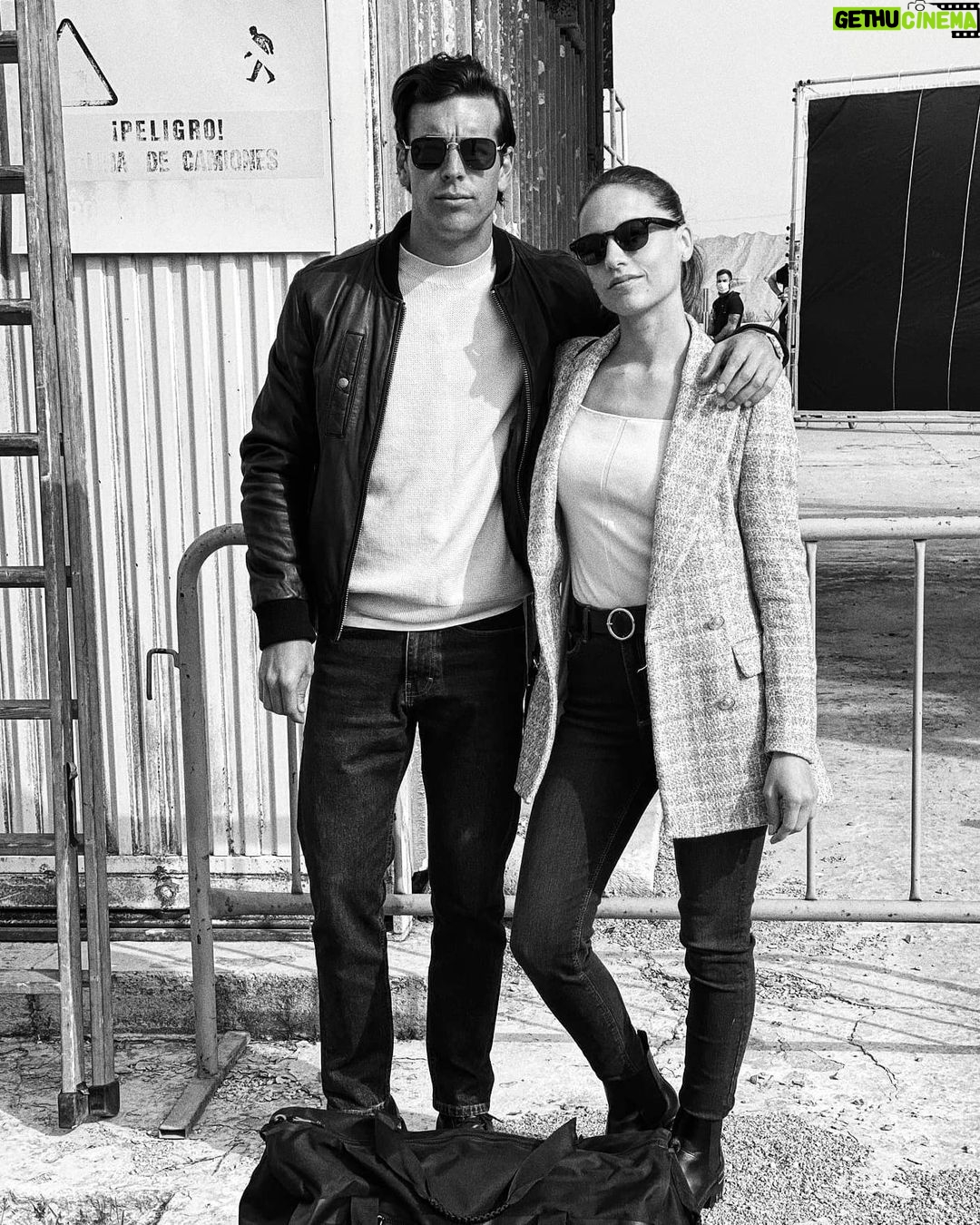 Mario Casas Instagram - SARA & AITOR... 10 años después 😎 #loshombresdepaco