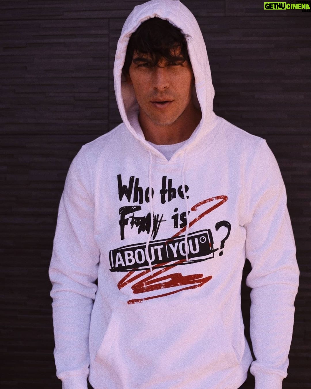 Mario Casas Instagram - Who the f*** is about you? @aboutyou_es #AboutYouEs