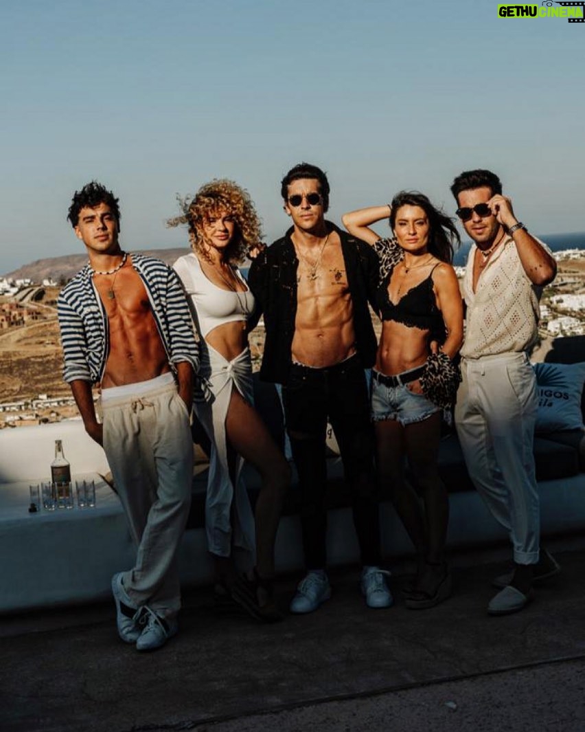 Mario Casas Instagram - Gracias de nuevo, @casamigos por un viaje inolvidable en familia, a ciegas. #houseoffriends #mikonos