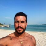 Mario Casas Instagram - 🙂🌴 💦 ☀️ 🤘🏻 #InAbuDhabi Abu Dhabi, United Arab Emirates