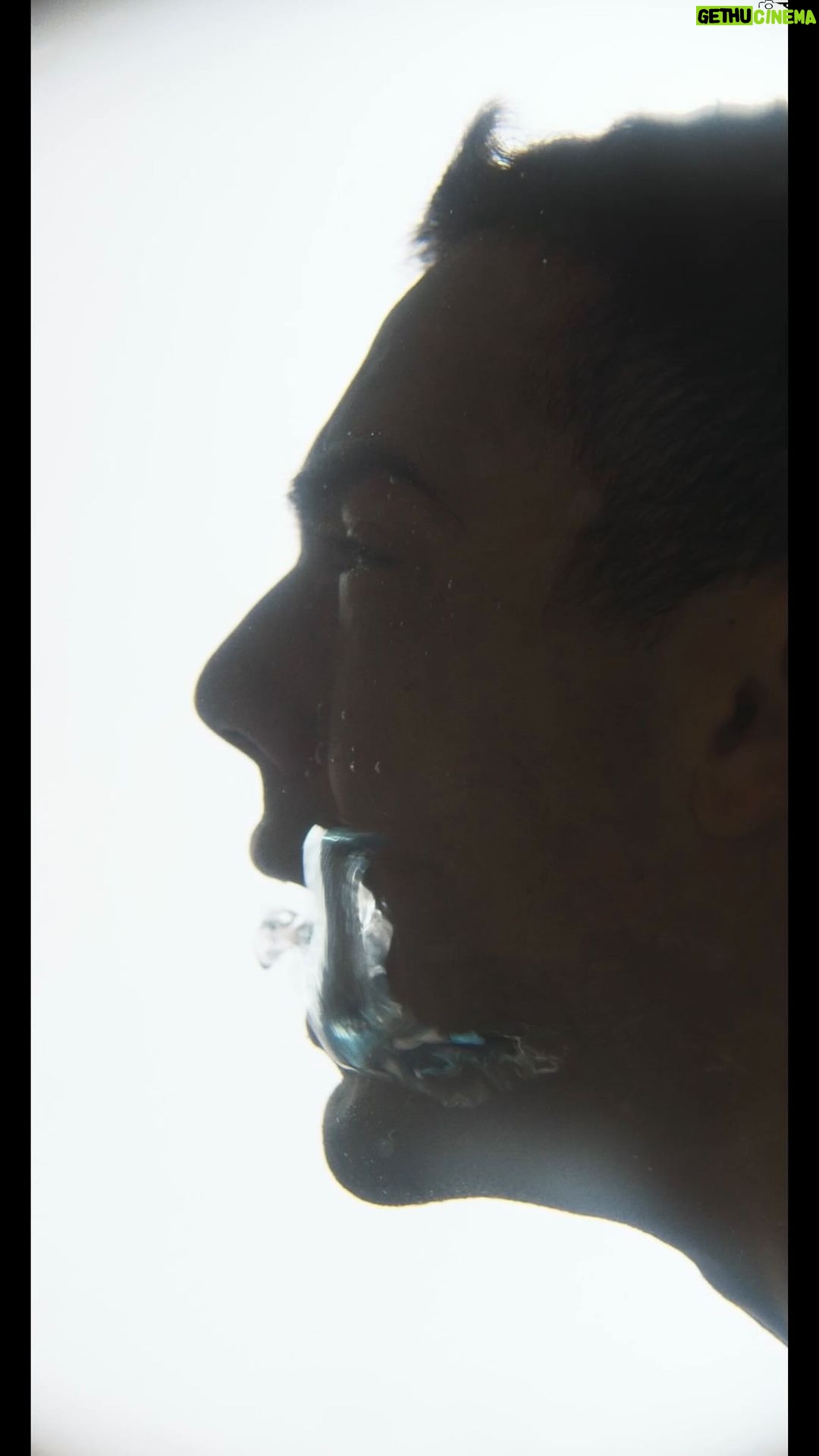 Mario Casas Instagram - Primer trailer de @misoledadtienealas_pelicula Feliz de poder compartir las primeras imágenes con vosotros!!!! 25 de agosto solo en cines. @oscar_casas_ @candelacuore @donfaarid @nostromopictures @warnerbrosspain