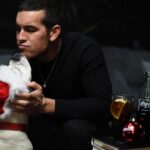 Mario Casas Instagram - CoraNoel y yo, os deseamos una Feliz Navidad ;) @cocacola_esp #cocacolanavidad #realmagic #publi