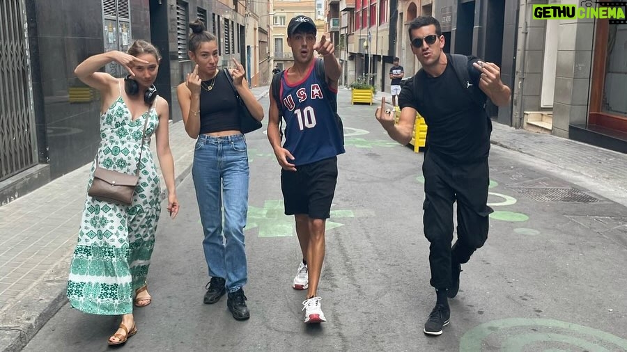 Mario Casas Instagram - ¡Uno de los viajes más bonitos de mi vida! Gracias a tod@s los que me habéis acompañado y ayudado en mi primera película como director. Espero que la disfrutéis. La hemos hecho con el máximo amor posible ;) Ya disponible en todos los países @netflix