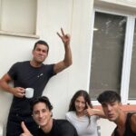 Mario Casas Instagram - ¡Uno de los viajes más bonitos de mi vida! Gracias a tod@s los que me habéis acompañado y ayudado en mi primera película como director. Espero que la disfrutéis. La hemos hecho con el máximo amor posible ;) Ya disponible en todos los países @netflix