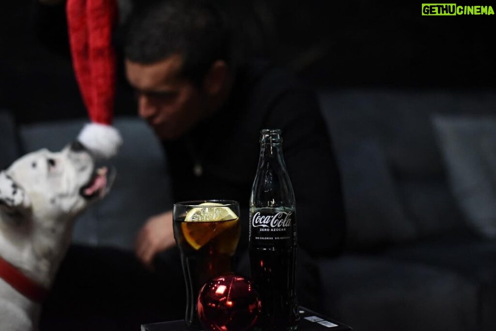 Mario Casas Instagram - CoraNoel y yo, os deseamos una Feliz Navidad ;) @cocacola_esp #cocacolanavidad #realmagic #publi