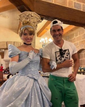 Mario Casas Instagram - The most important thing is family -W.Disney.

@disneydestinos 
#disneylandparis 

@sheila.casas @christian.casass @oscar_casas_ @___emjey___  #Daniel
