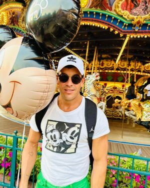 Mario Casas Instagram - The most important thing is family -W.Disney.

@disneydestinos 
#disneylandparis 

@sheila.casas @christian.casass @oscar_casas_ @___emjey___  #Daniel