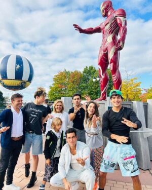 Mario Casas Instagram - The most important thing is family -W.Disney.

@disneydestinos 
#disneylandparis 

@sheila.casas @christian.casass @oscar_casas_ @___emjey___  #Daniel