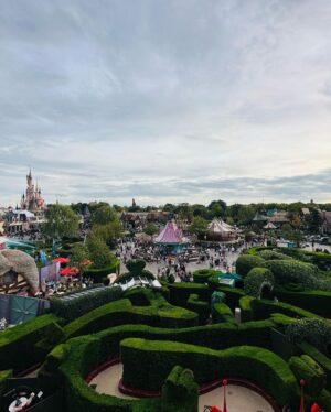 Mario Casas Instagram - The most important thing is family -W.Disney.

@disneydestinos 
#disneylandparis 

@sheila.casas @christian.casass @oscar_casas_ @___emjey___  #Daniel