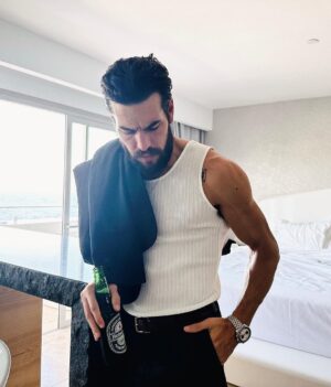 Mario Casas Instagram - Gracias @heineken_es por invitarme a ver la final de la Champions #UCL #heineken 
#publi