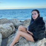 Mariya Agapova Instagram - Когда ты поднимаешься, твои друзья узнают, кто ты. Но когда ты падаешь, ты узнаешь, кто твои друзья . Для меня этот год был больше о потерях, чем о приобретениях. Спасибо всем моим друзьям, кто как то накормил, приютил, подвез или помог. За этот год мне так и не удалось выйти в ресурсное состояние, чтобы отблагодарить всех моих друзей, кто помог мне. Но это я планирую сделать в следующем году. Самое главное в жизни это окружать себя людьми, которые хотят лучшего для вас, а не от вас. За этот год я могла бы и умереть. Но по какой то из причин я все еще тут. Так что хейтеры сильно не радуйтесь. Я вам еще подерусь😉 When you rise, your friends will know who you are. But when you fall, you find out who your friends are. For me, this year has been more about losses than gains. Thanks to all my friends who somehow fed, sheltered, gave a ride or helped. During this year, I have not managed to get into a resourceful state to thank all my friends who helped me. But I plan to do this next year. The most important thing in life is to surround yourself with people who want the best for you, not from you. During this year, I could die. But I'm still here for some reason. So haters don't get too happy. I'll fight next year again 😉 #happynewyear #results2022 #beach #floridawinter Miami, Florida