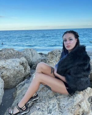 Mariya Agapova Instagram - Когда ты поднимаешься, твои друзья узнают, кто ты. Но когда ты падаешь, ты узнаешь, кто твои друзья . 
Для меня этот год был больше о потерях, чем о приобретениях. Спасибо всем моим друзьям, кто как то накормил, приютил, подвез или помог. За этот год мне так и не удалось выйти в ресурсное  состояние, чтобы отблагодарить всех моих друзей, кто помог мне. Но это я планирую сделать в следующем году. 
Самое главное в жизни это окружать себя людьми, которые хотят лучшего для вас, а не от вас. 
За этот год я могла бы и умереть. Но по какой то из причин я все еще тут. Так что хейтеры сильно не радуйтесь. Я вам еще подерусь😉

When you rise, your friends will know who you are.  But when you fall, you find out who your friends are.
 For me, this year has been more about losses than gains.  Thanks to all my friends who somehow fed, sheltered, gave a ride or helped.  During this year, I have not managed to get into a resourceful state to thank all my friends who helped me.  But I plan to do this next year.
 The most important thing in life is to surround yourself with people who want the best for you, not from you.
 During this year, I could die.  But I'm still here for some reason.  So haters don't get too happy. I'll fight next year again 😉
#happynewyear 
#results2022 
#beach 
#floridawinter