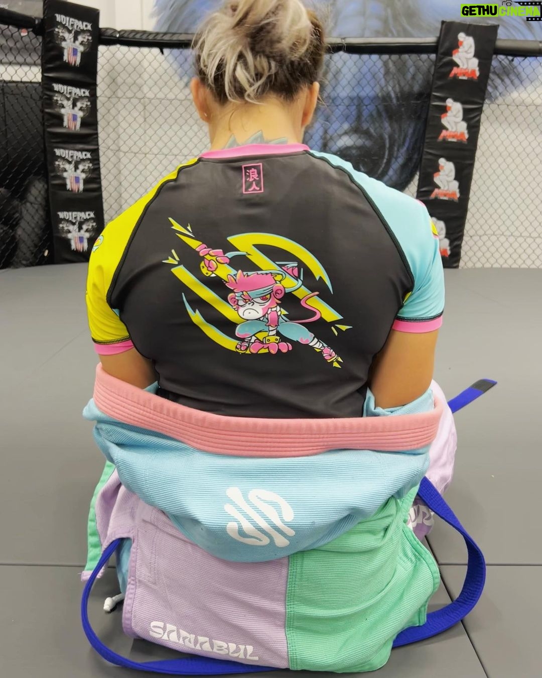 Mariya Agapova Instagram - Спасибо @sanabul за этот потрясающий рашгард. 🤩 Thank to @sanabul for that amazing rash guard 🤩 #mma #jiujitsu #training Att Sunrise
