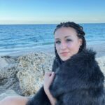 Mariya Agapova Instagram - Когда ты поднимаешься, твои друзья узнают, кто ты. Но когда ты падаешь, ты узнаешь, кто твои друзья . Для меня этот год был больше о потерях, чем о приобретениях. Спасибо всем моим друзьям, кто как то накормил, приютил, подвез или помог. За этот год мне так и не удалось выйти в ресурсное состояние, чтобы отблагодарить всех моих друзей, кто помог мне. Но это я планирую сделать в следующем году. Самое главное в жизни это окружать себя людьми, которые хотят лучшего для вас, а не от вас. За этот год я могла бы и умереть. Но по какой то из причин я все еще тут. Так что хейтеры сильно не радуйтесь. Я вам еще подерусь😉 When you rise, your friends will know who you are. But when you fall, you find out who your friends are. For me, this year has been more about losses than gains. Thanks to all my friends who somehow fed, sheltered, gave a ride or helped. During this year, I have not managed to get into a resourceful state to thank all my friends who helped me. But I plan to do this next year. The most important thing in life is to surround yourself with people who want the best for you, not from you. During this year, I could die. But I'm still here for some reason. So haters don't get too happy. I'll fight next year again 😉 #happynewyear #results2022 #beach #floridawinter Miami, Florida