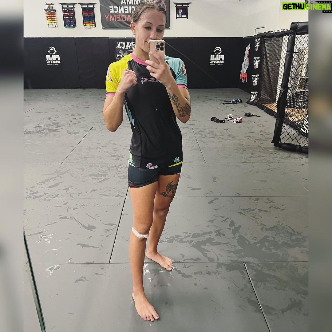Mariya Agapova Instagram - Фотокарточки✨ Photo dump✨ #mma #trainings #beaches #hospitals Miami, Florida