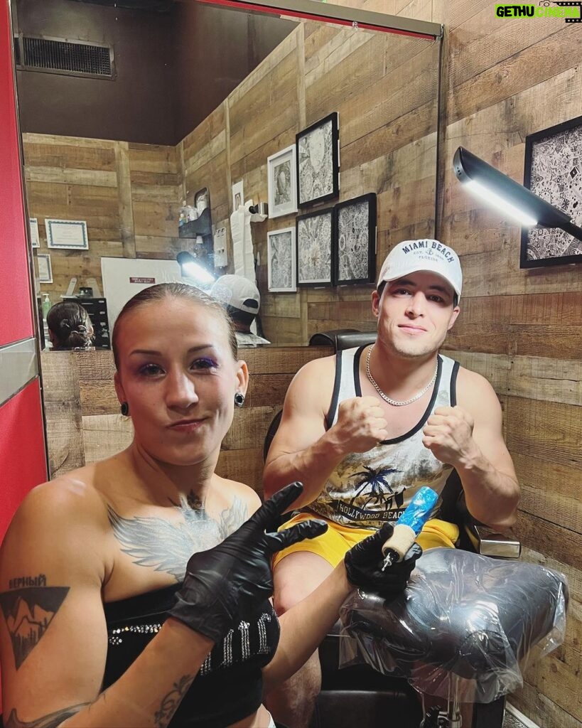 Mariya Agapova Instagram - Когда юг и север встречаются на западе😎 When south and north meet in the west😎 #tattoo #mma #ufc Screamerz Ink