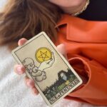 Mariya Shumakova Instagram - Таро-талисман на деньги !💰🔮 А вы знали, что на Таро можно не только гадать? Выбери подходящий Аркан, поставь на заставку телефона. Энергия Таро поможет привлечь желаемое! Меняй Аркан через 8-9 дней. 🧙‍♀️ Работаем с денежным потоком : ТУЗ ПЕНТАКЛЕЙ🎁 Туз Пентаклей приносит деньги и изобилии от совершенно неожиданных источников. Премии, награды, щедрые подарки. Ты не ожидал, а оно упало! 9 пентаклей Аркан про богатство и красоту. Подходит для одиноких и самодостаточных. У меня есть я и этого достаточно! Аркан впускает в жизнь энергию роскоши. Доходы от собственных трудов и усилий приятно удивляют! 10 пентаклей 🏠 Этот Аркан поможет улучшить благосостояние семьи. Работа с этим Арканом в целом, гармонизирует все семейные процессы. Но деньги точно прибавится. Классно прокачивает семейный бизнес! Сохраняй видео! Точно пригодится!🔮💰 P.S. Друзья! И Таро, Таро, но сами не плошайте! Шевелить ножками тоже надо, но магическую силу установок никто не отменял))