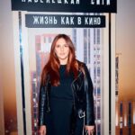 Mariya Shumakova Instagram - Какой же хороший фильм «Великая Ирония» Вуди Аллена! (Без реверансов и скидок великому) 87 лет режиссеру и до сих пор абсолютно точно, динамично. Для меня главное, чтобы фильм не был скучный. Он может быть трижды великий, но если он вгоняет в тоску, это печально. Мне всегда, всегда до конца и каждой сценой волнует, задевает Вуди Аллен. Мне легко и интересно. И после фильма очень хочется в Париж! А Какой у вас любимый фильм режиссера? У меня сейчас Римские Приключения. За красивую премьеру благодарю @mrgroup_rus @paveletskaya_city @soiree.soiree 📸 @zverkov_ko
