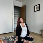 Mariya Shumakova Instagram - Про беременность и «не нервничай!»♥️по традиции жду и ваших советов))) Я человек эмоциональный. И вот в беременность отовсюду слышала «не нервничай» и естественно, от этого еще больше нервничала)) Пока не «выбрала» быть спокойной. Мои топ три успокоения. Медитация🧘🏻‍♀️ Хотя бы пять минут в день последить за дыханием с закрытыми глазами. Когда это делаю сразу же становлюсь спокойнее на весь день. Психолог👨‍⚕️ Всегда! Всегда эффективное средство для того, чтобы наступил штиль! Таро🧙🏻 В случае с эмоциями использую расклад, как глубокий разговор с собой. Понимаю корень проблемы через символы, ассоциации: проживаю, отпускаю. Оч люблю мамочкины советы (особенно, когда спрашиваешь)))) С курсами благодаря вам определилась )))спасибо 🤰🏻 А что вам во время беременности помогало прийти в себя? Заземлиться?