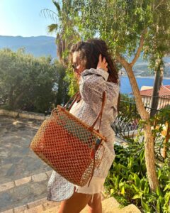 Mariya Shumakova Instagram - О воздействие загара🍊 Как могу прячусь под слоем SPF от солнца (гримеры заругают, что вернусь цвета латино), но вот заметила вчера: как только я покрываюсь ровным золотистым, не обязательно средиземноморским загаром, мое сознание автоматически отключает режим уныния. Острое, «злое» сознание плавится под палящим солнцем и даже критическое отношение к себе (я вот в Москве никогда б не наделала кроп-топ) отступает на задний план. Торопиться не хочется, работаешь из состояния «нравится»- что-то написал, отдохнул, еще написал. Не уверена, что такое ощущение мира приведет к «успешному успеху», но счастливое/спокойное состояние точно множится. На сегодня мой рецепт счастья- больше солнца, меньше одежды. И пусть все хрупкое вокруг, зато живое. Такая вот опьяненность морская, что «в размытом виде светится главное» !