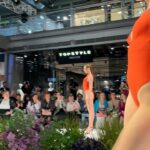 Mariya Shumakova Instagram - У моей подруги Оля случился как-то период в жизни, когда открываешь гардероб, а там только купальники и шорты! Мечта))) А я побывала на показе купальников коллекций Estelle Adony @estelle_adony 🌴. Вдохновилась, пойду летний гардероб собирать! Как у вас- готово beach body готово?) Я вот прихожу к выводу, что моя любая форма, уже пляжная))) Обязательно полистайте ленту, там такие красавицы))