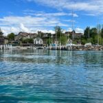 Mariya Shumakova Instagram - Неожиданно открыли сезон вейк-серфа на женевском озере, Lac Léman, если быть точным! Слава @viacheck катался (блестяще), я загорала!🏄‍♂️ И самое главное увиделись с ближайшим моим сердечком 💖Алясиной. @alsakovich Круто конечно, так дружишь лет 8-9. И чего только не переживали и взлеты, и виражи, и ретриты (иногда несостоявшиеся) и безудержные марафоны веселья. И вот, спокойные, влюбленные катаемся на лодочке с мужьями! Кайф)) Happy friends-happy me!🌊 It was so beautiful weekend together! Maria @alsakovich Benganmin @benjdwx thanks for your hospitality))💃🏻 Breathtaking views, Cats, Champaign and the most important lovely atmosphere in your home!