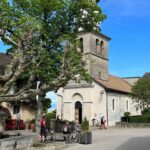 Mariya Shumakova Instagram - Неожиданно открыли сезон вейк-серфа на женевском озере, Lac Léman, если быть точным! Слава @viacheck катался (блестяще), я загорала!🏄‍♂️ И самое главное увиделись с ближайшим моим сердечком 💖Алясиной. @alsakovich Круто конечно, так дружишь лет 8-9. И чего только не переживали и взлеты, и виражи, и ретриты (иногда несостоявшиеся) и безудержные марафоны веселья. И вот, спокойные, влюбленные катаемся на лодочке с мужьями! Кайф)) Happy friends-happy me!🌊 It was so beautiful weekend together! Maria @alsakovich Benganmin @benjdwx thanks for your hospitality))💃🏻 Breathtaking views, Cats, Champaign and the most important lovely atmosphere in your home!