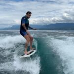 Mariya Shumakova Instagram - Неожиданно открыли сезон вейк-серфа на женевском озере, Lac Léman, если быть точным! Слава @viacheck катался (блестяще), я загорала!🏄‍♂️ И самое главное увиделись с ближайшим моим сердечком 💖Алясиной. @alsakovich Круто конечно, так дружишь лет 8-9. И чего только не переживали и взлеты, и виражи, и ретриты (иногда несостоявшиеся) и безудержные марафоны веселья. И вот, спокойные, влюбленные катаемся на лодочке с мужьями! Кайф)) Happy friends-happy me!🌊 It was so beautiful weekend together! Maria @alsakovich Benganmin @benjdwx thanks for your hospitality))💃🏻 Breathtaking views, Cats, Champaign and the most important lovely atmosphere in your home!