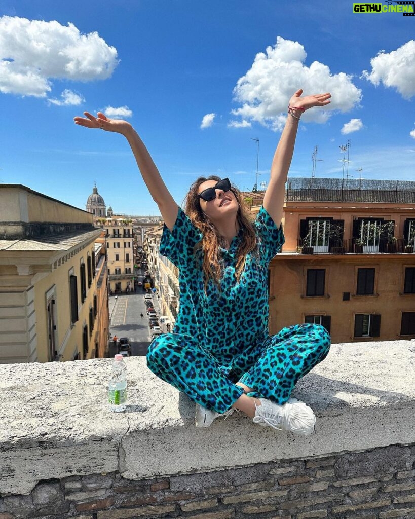 Mariya Shumakova Instagram - Желание быть «солнечным» 24/7 скорее приведет к нервному срыву, чем к счастью. Но Концентрация внимания на счастливых моментах - навык, который можно и нужно прокачивать- переключать рычаги внимание на то, что искренне радует. Много всего классного: компания любимого человека или уединение, секс-еда-спорт, любимые стихи вслух почитать, попеть в душе от души, 4 свадьбы посмотреть-поржать, погулять/побегать… наконец, к психологу сходить -всегда помогает. А вы себя как в чувство приводите?))