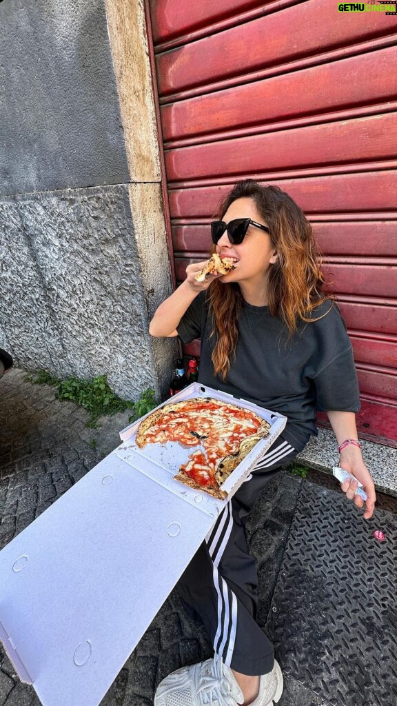 Mariya Shumakova Instagram - Ужин в ресторане Мишлен за 5 евро)) Отправляетесь погулять по Неаполю. Час от Рима на поезде и масса впечатлений гарантирована! 🎇