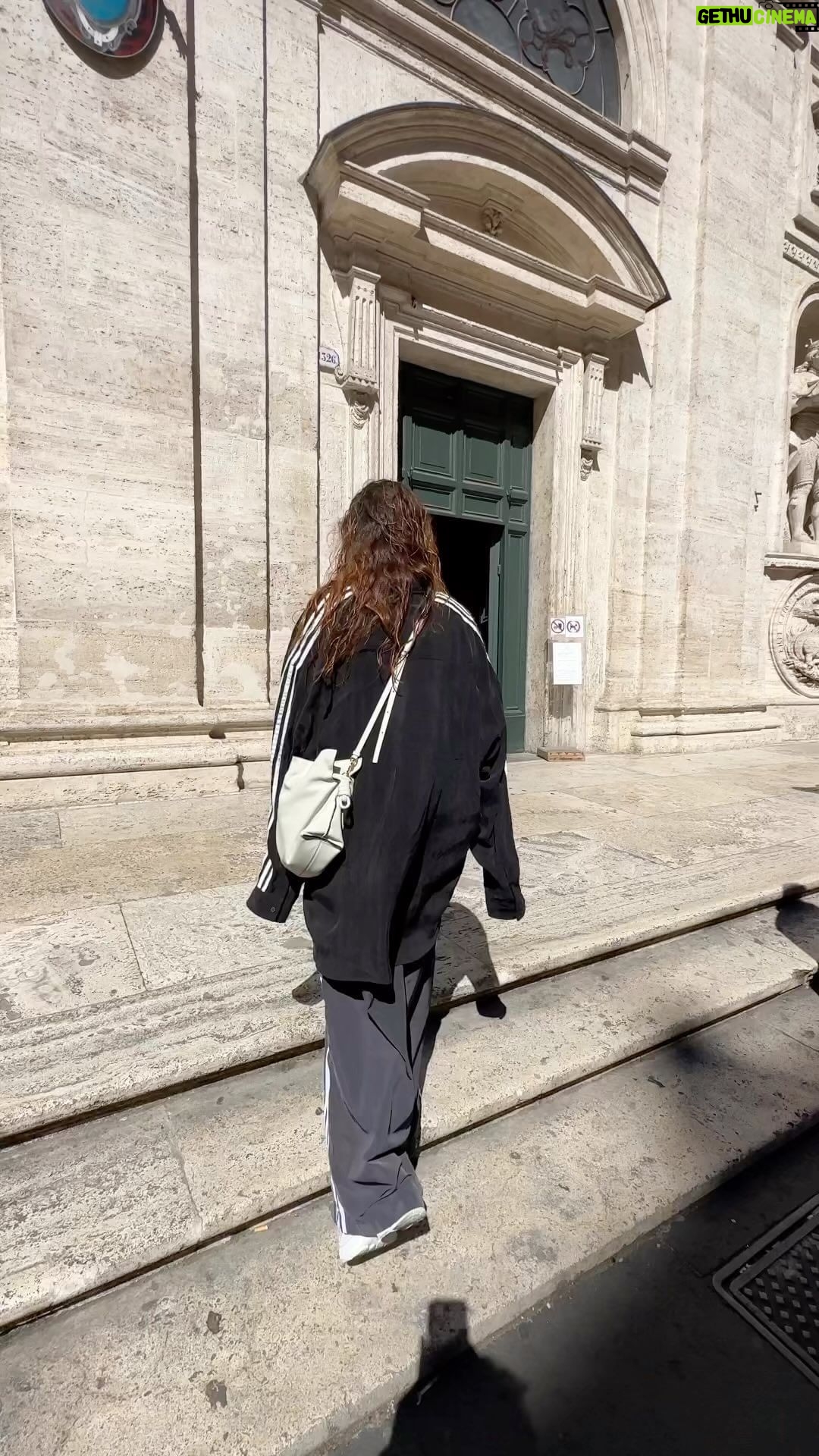 Mariya Shumakova Instagram - Топ работ великих мастеров, которые можно посмотреть в церкви бесплатно и без очереди!🙋🏻♀️ Микеланджело Буонаротти Церковь Сан-Пьетро-ин-Винколи (San Pietro in Vincoli, буквально Святой Петр в цепях)- знаменитая роковая скульптура Моисея, которую создал Караваджо Церковь Сан-Луиджи-деи-Франчези («Призвание Святого Матфея» «Святой Матфей и ангел» «Мученичество Святого Матфея») Адрес: Piazza di S. Luigi de’ Francesi, 00186 Roma Церковь Санта Мария -Дель -Пополо («Обращение Савла», «Распятие Святого Петра») Piazza del Popolo . Церковь Базилика Сант-Агостино ( «Мадонна пилигримов» моя любимая))) Адрес: Piazza di Sant’Agostino, 00186 Roma Бернини Церковь Санта Мария-делла-Витториа («Экстаз Святой Терезы»- обязательно посмотрите) Via Venti Settembre, 17, Roma, Itlay
