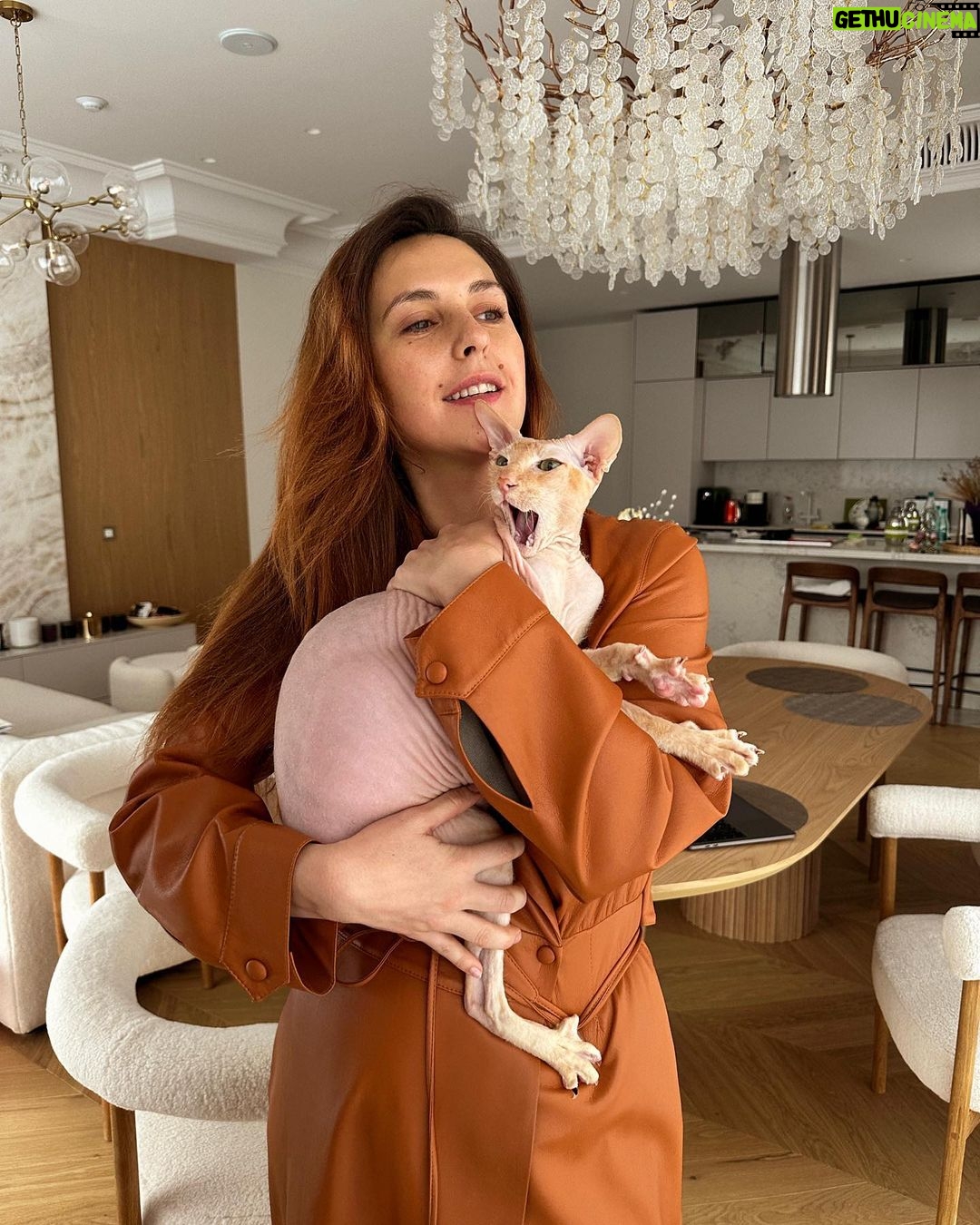 Mariya Shumakova Instagram - Ура! Конкурс! Аттракцион невиданной щедрости, разыгрываю 3 сертификата на бесплатное прохождение моего онлайн курса «Говорим с Машей Шумаковой»🧙🏻 вам понадобится всего месяц, Чтобы пройти курс целиком, в комфортном для вас темпе! Все что вам нужно - доступ в интернет. Вы можете начать курс когда угодно и где угодно. А теперь условие конкурса: Чтобы принять участие, напишите в комментарии под постом «хочу говорить» и отметь двух своих друзей.🗣️ Победитель получит доступ к курсу для себя и своих друзей! Успеть нужно до 24 апреля! Вы можете учавствовать неограниченное количество раз, главное делать заявки с разными друзьями.🧘🏻♀️ Так будет больше шансов на победу Результаты объявим 25-го числа на онлайн эфире в инстаграм! (Подробности о курсе в шапке профиля)! Москва • Moscow