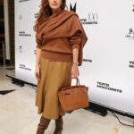 Mariya Shumakova Instagram - Как же соскучилась по театру! Как будто это такая материя, которую заменить ничем невозможно. Вчера была, как зритель, хотя из зала «тело» просится обратно «в зазеркалье». Смотрели в @teatrmossoveta “Супружеская жизнь. Перестройка» @andrei_konchalovsky 🌌. С юношества меня завораживали и «Сибириада», «Любовники Марии», а здесь как будто на расстоянии вытянутой руки. И конечно, если вы поклонник @juliavysotskayaofficial спектакль обязательно надо смотреть!