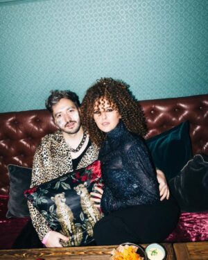 Mariya Shumakova Instagram - Сегодня ДР моего мужа  @viacheck 🐆. Мне вот иногда пишут «следим за твоими успехами», а мой главный «успех»- счастливая семейная жизнь. 
Спасибо, любимый, что с тобой счастливо, интересно, живо, весело, защищено,страстно, а главное любимо во ВСЕХ аспектах нашей жизни. 🧙🏻‍♀️

А что нам еще предстоит…дух захватывает!

Публичное личное: ты мое счастье! И это самый большой подарок в моей жизни- такой муж! 

Будь счастлив! Процветай в своих проявлениях! ураааа! 🎁