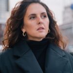 Mariya Shumakova Instagram - Эмоции🔥 Недавно, одна девушка написала у меня в комментариях, мол хочу Аскезу взять, чтобы не ныть, не возмущаться. (Мне вдохновляют мои подписчики, и часто с большим интересом переписываюсь с девчонками в директе) Конечно, осознанно выбирать эмоции, ощущения- это классно. Но еще прекраснее быть ЖИВЫМ человеком со всем спектром чувств. Если Вам стало ооочень грустно/сердито/разъярено/стыдно/больно/завидно - проживите это! Как? Мои любимые 3 этапа) 🧘🏻‍♂️наладьте контакт с телом. Подышите- осознанный вдох-осознанный выдох (хотя бы 6-8 раз). Почувствуйте свое тело. Концентрируйте свое внимание на теле. 🔥 А теперь вернитесь к своей неприятной эмоции. Сконцентрируйтесь на эмоции. Назовите ее по имени. Все эмоции- это нормально. Честно признайтесь, что вы злитесь/обижаетесь/раздражаетесь/завидуйте. Поприветствуйте эмоцию (Привет, агрессия/обида итд?) Можно спросить, для чего эта эмоция в Вас? Полезно и поблагодарить за все эмоции, что в Вас находятся. 👾 Если неприятные ощущения ещё остались вы можете визуализировать эти ощущения. Можно глаза прикрыть. Представить яркие, красочные образы. Как выглядят ваши теневые эмоции. Представьте это во всех подробностях. И постепенно взаимодействуя с образом, трансформируйте его во что-то приятное, наполняющее. (Это упражнение от моего психолога @chubarov_official 🧙🏻‍♀️) 💚побудьте в приятном состояние. После выхода сделайте, что-то для себя очень приятное) Russia