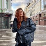 Mariya Shumakova Instagram - Семейная жизнь благоприятно влияет не только на душу, но и на гардеробчик… Отжала «позаимствовала» у Вячеслава куртку, вот думаю фамилию сменить Шумакова-БаленсиаХа. А шо?🧙🏻‍♀️