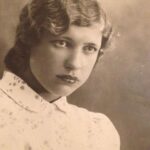 Mariya Shumakova Instagram - Для меня важно вспоминать и Виктора, и Бориса, и Ирину, и прадеда Григория. Помню стою у огромного камня, в детстве казалось высотой с трехэтажный дом, а на камне выбиты имена погибших на войне и я ищу имя прадеда… Так много оборвавшихся судеб. Виктор похож вот на киноартиста, может выжил бы стал звездой советского экрана… Люблю эти карточки на уровне ген. Люблю и плачу, какие хорошие лица.
