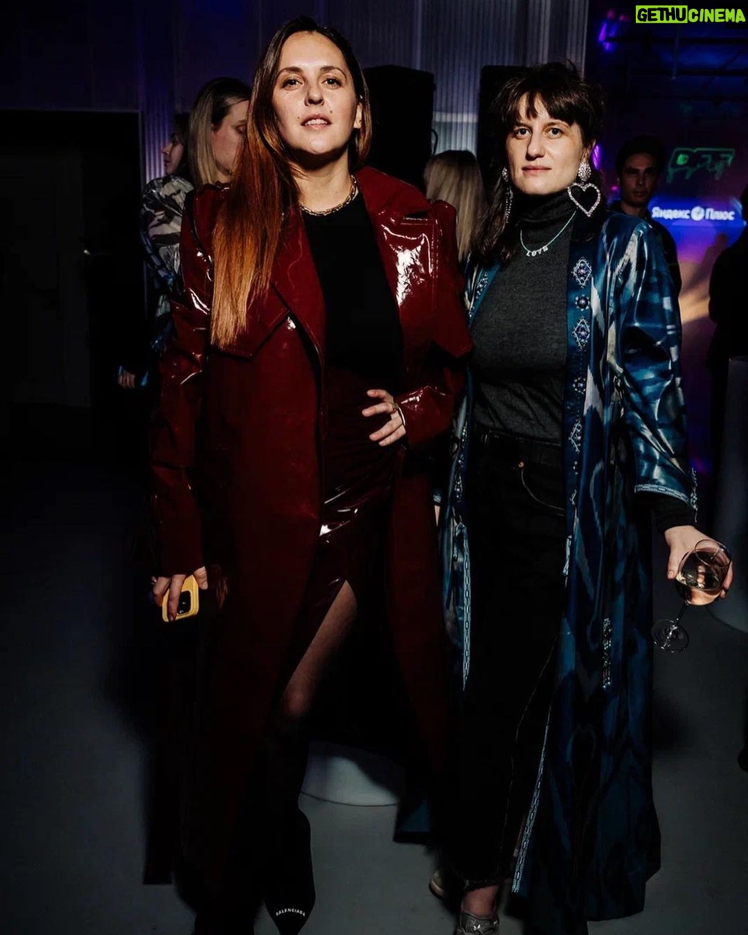 Mariya Shumakova Instagram - Мы с Ирой @krivoruchko_irina как настоящий йоги тусуемся по понедельникам!🧙🏻 Космическая во всех отношениях вечеринка в честь запуска VR игры Dance Loop с саундтреками от @music.yandex на вечеринке открытия @plus.dacha с @deepfriedfriends ❤️ @alice.yndx @oneginvodka @bruni_prosecco 📷 @ugolphoto @shumovphoto Look by 🌚 @maisonouveau