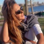 Mariya Shumakova Instagram - Не подогревало бы ЭГО нас на рекорды, так бы и жили в пещерах. Но у ЭГО есть разрушительная способность - затыкать голос Души. Из серии… - какие на хрен чувства? Нам вообще, что-нибудь принесут твои чувства?- это ЭГО говорит. - ну мне так хочется ,- отвечает Душа - Да мало ли, что тебе хочется. Ты, блин, вообще ленту смотрела? Вася (Петя, Коля) с миллиоными оборотами на Мальдивах… А ты?? - А я хочу порисовать… немного… - И куда? Картины твои никто не купит, явно не Уорхол… ну под крымским мостом может… но там тоже конкретика нужна! - Ну тааак…просто порисовать….. для себя, для души… - Просто порисовать????? (Эго закатывает глаза) Иногда, чтобы стать счастливым человеком нужно «просто порисовать, попеть, потанцевать» без оглядки на премии, признания, достижения… Я вот только постигаю философию счастливой жизни. Так глядишь,и крестиком начну вышивать… 🧙🏻‍♀️