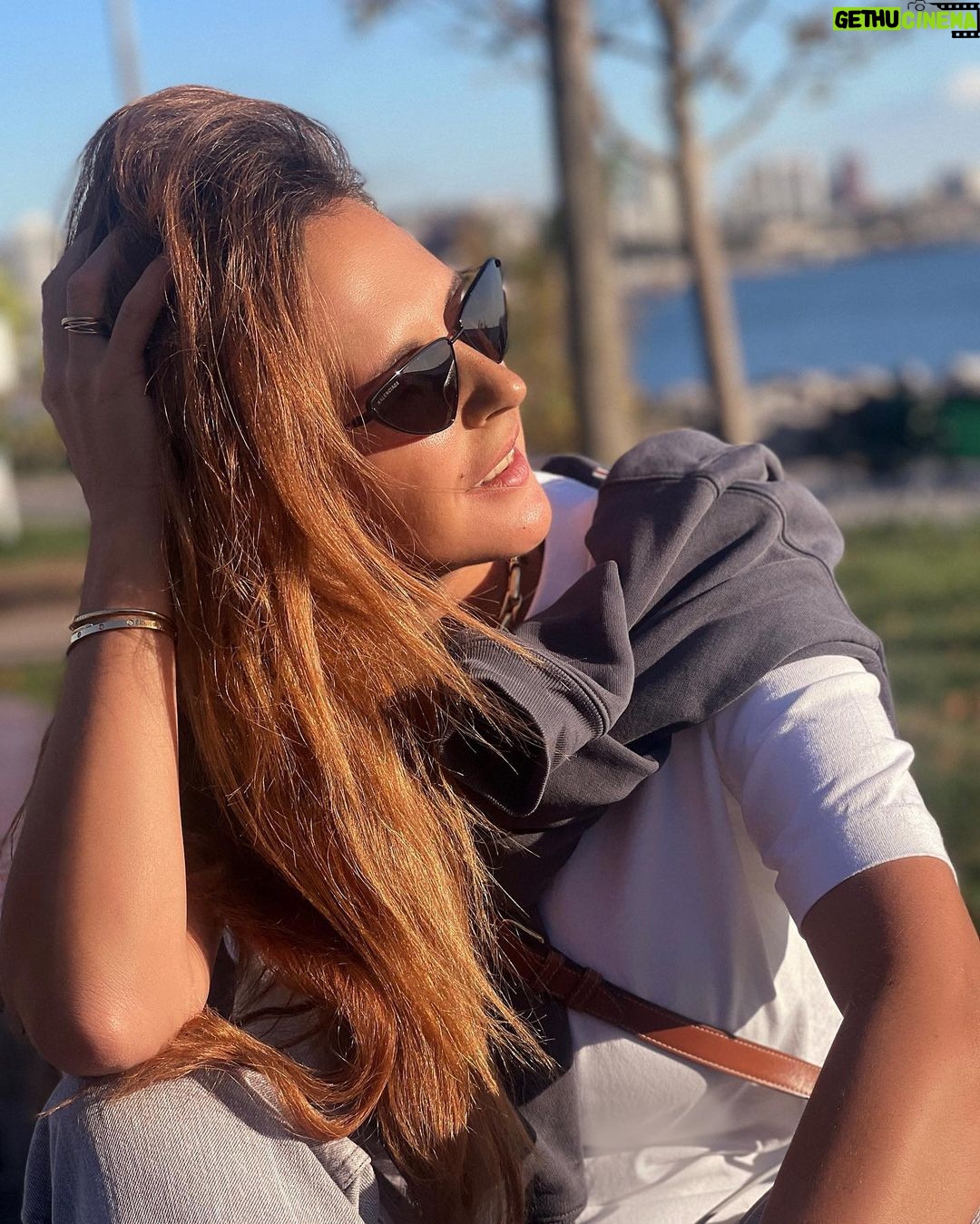Mariya Shumakova Instagram - Не подогревало бы ЭГО нас на рекорды, так бы и жили в пещерах. Но у ЭГО есть разрушительная способность - затыкать голос Души. Из серии… - какие на хрен чувства? Нам вообще, что-нибудь принесут твои чувства?- это ЭГО говорит. - ну мне так хочется ,- отвечает Душа - Да мало ли, что тебе хочется. Ты, блин, вообще ленту смотрела? Вася (Петя, Коля) с миллиоными оборотами на Мальдивах… А ты?? - А я хочу порисовать… немного… - И куда? Картины твои никто не купит, явно не Уорхол… ну под крымским мостом может… но там тоже конкретика нужна! - Ну тааак…просто порисовать….. для себя, для души… - Просто порисовать????? (Эго закатывает глаза) Иногда, чтобы стать счастливым человеком нужно «просто порисовать, попеть, потанцевать» без оглядки на премии, признания, достижения… Я вот только постигаю философию счастливой жизни. Так глядишь,и крестиком начну вышивать… 🧙🏻♀️