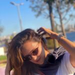 Mariya Shumakova Instagram - Не подогревало бы ЭГО нас на рекорды, так бы и жили в пещерах. Но у ЭГО есть разрушительная способность - затыкать голос Души. Из серии… - какие на хрен чувства? Нам вообще, что-нибудь принесут твои чувства?- это ЭГО говорит. - ну мне так хочется ,- отвечает Душа - Да мало ли, что тебе хочется. Ты, блин, вообще ленту смотрела? Вася (Петя, Коля) с миллиоными оборотами на Мальдивах… А ты?? - А я хочу порисовать… немного… - И куда? Картины твои никто не купит, явно не Уорхол… ну под крымским мостом может… но там тоже конкретика нужна! - Ну тааак…просто порисовать….. для себя, для души… - Просто порисовать????? (Эго закатывает глаза) Иногда, чтобы стать счастливым человеком нужно «просто порисовать, попеть, потанцевать» без оглядки на премии, признания, достижения… Я вот только постигаю философию счастливой жизни. Так глядишь,и крестиком начну вышивать… 🧙🏻‍♀️