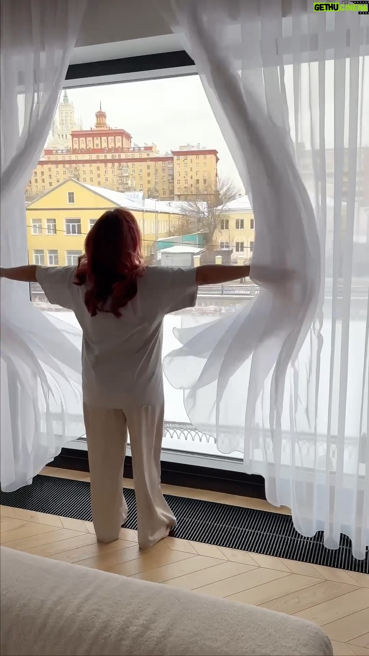 Mariya Shumakova Instagram - Будущим мамам рекомендуют больше гулять. Собиралась час, надела все теплое сразу, а на улице такая холодрыга 🥶, что сразу же вернулась домой обратно! Знакомо? А вы беременные гуляли или все время хотелось лежать лежебокой?) 🥐🥐 И нужен совет от мамочек - как гулять в такие морозы??❄️❄️