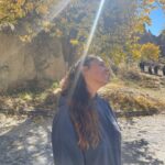Mariya Shumakova Instagram - Если решитесь на самый романтичный Ханни-Мун, вперёд в Каппадокию!🌎 Ну во-первых, это красиво! Каждый день просыпаешься до рассвета, чтобы посмотреть на шары. Картинка абсолютно волшебная. Местные городки создают ощущение, что ты находишься вне реальности. Номера гостиниц в пещерах, супер аутентичные, с местными коврами, деревянными полами. Ночи холодные, доходит до минуса, а потому обниматься хочется крепче. А ещё святые места. Вот без шуток, ощущения сильнейшие. В Каппадокии было огромное сообщество монахов-христиан в 11 веке. Сохранились совершенно удивительные пещерные храмы, с потрясающей византийской росписью. Такой простой, не замысловатой, но попадающей в самое сердце. И конечно же, по следам Каллас. Пазолини снимал здесь свою «Медею» и повсюду фотографии Марии. Это восторг! А ещё люди большими компаниями, семьями приезжают в определённую точку смотреть закат. Там куча классных кафешек, с пледами и подушками, сидишь, болтаешь, любуешься. P.S.У меня сформировалось желание, когда-нибудь сделать такую женскую поездку. Места удивительно заряжают. С утра крутила воронки, мантры пела. Энергия прет. Почувствовала, что в этом месте классно работать с намерением. Cappadocia / Kapadokya
